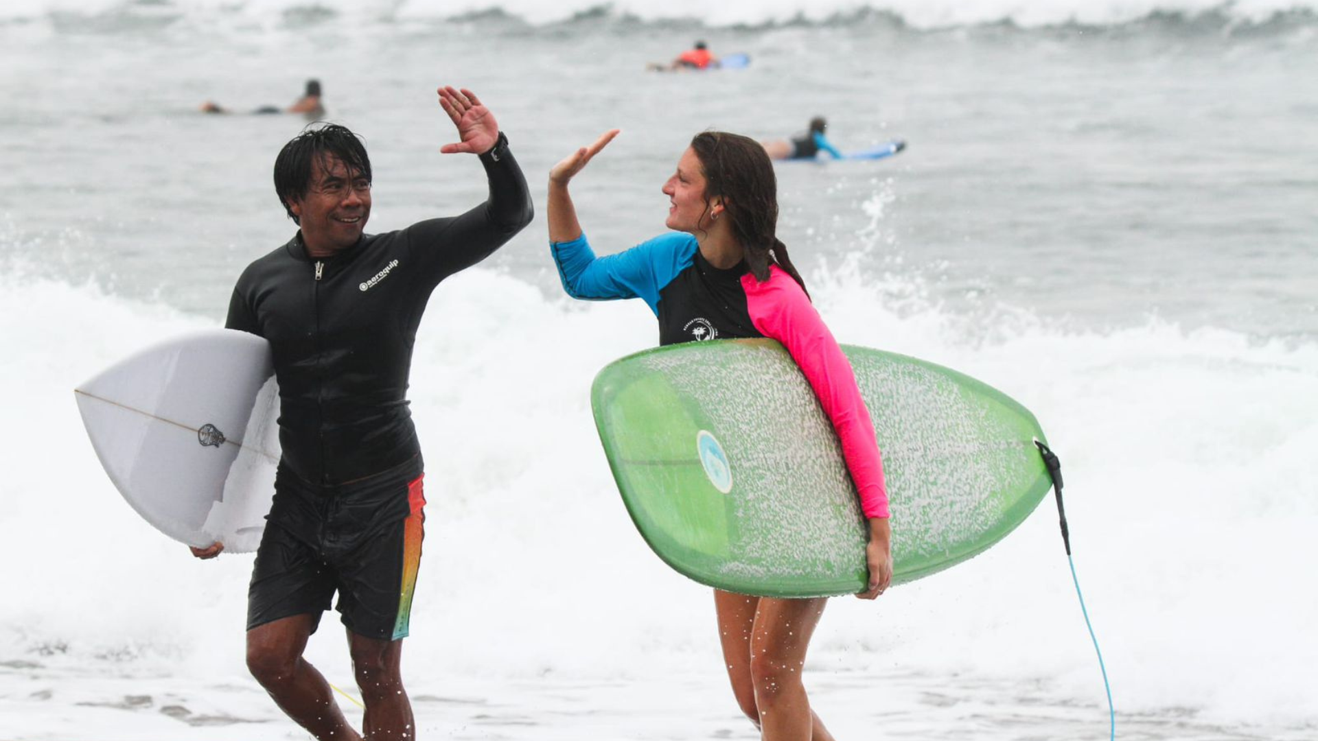 Intermediate Surf Lesson (1 Couch 1 Guest)